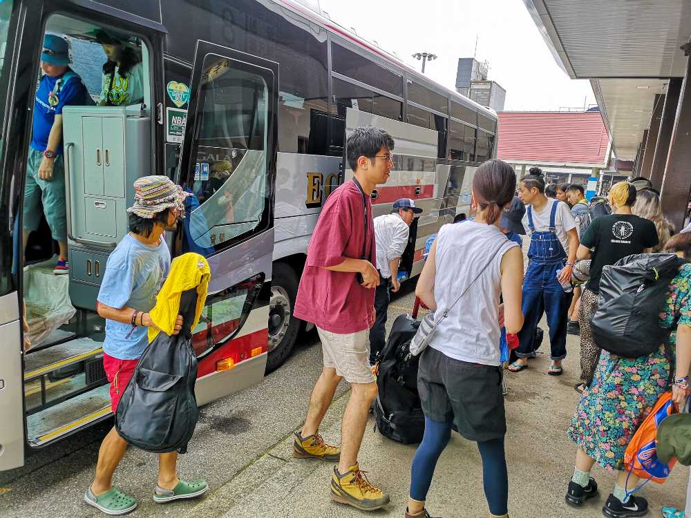 シャトルバスで越後湯沢駅に到着。