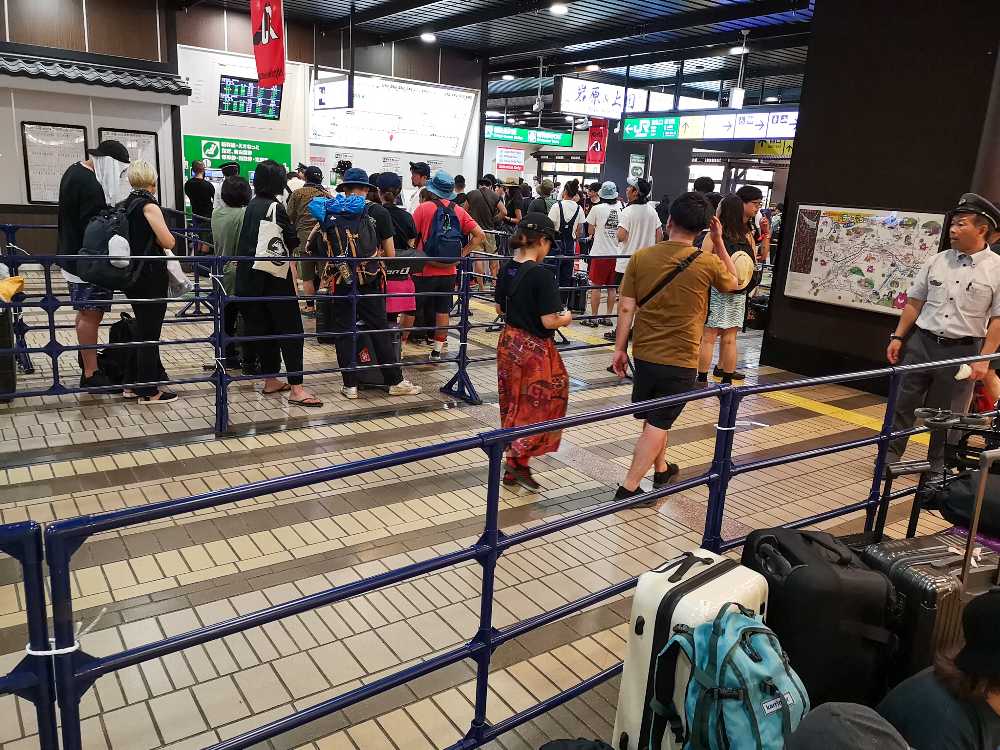 越後湯沢駅。月曜午後0時50分ごろ。