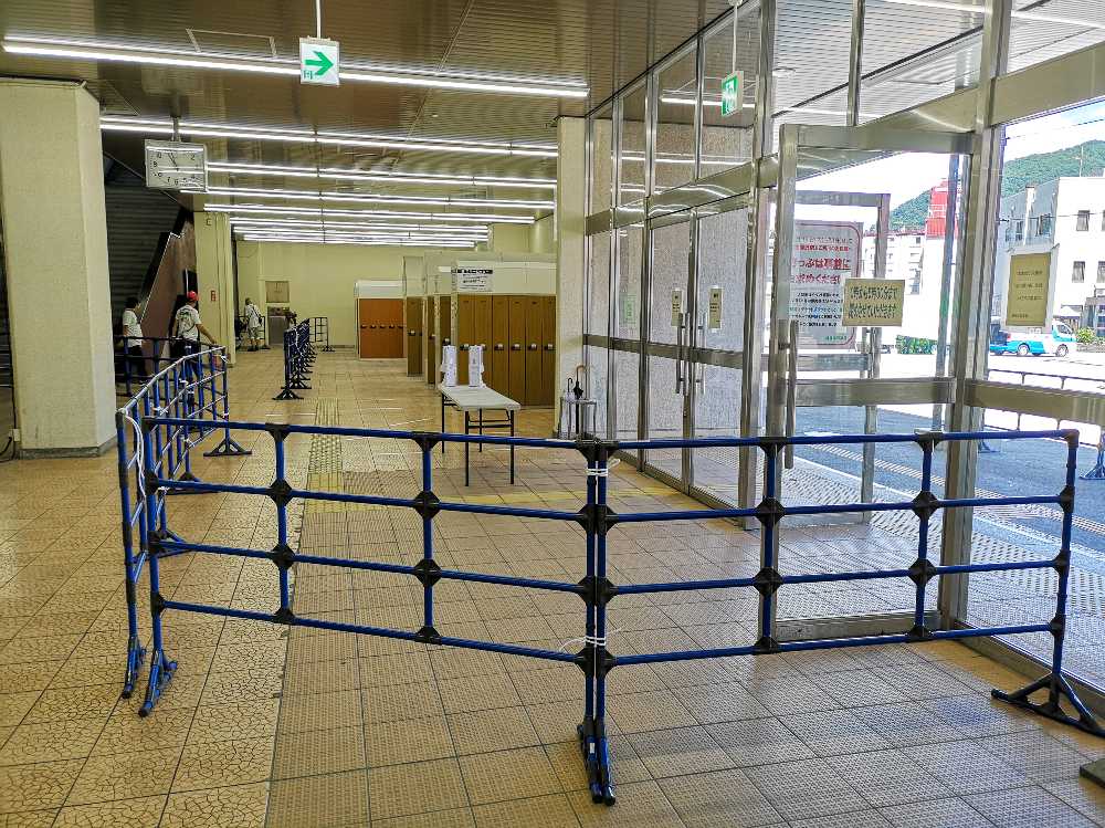 シャトルバスの行列用のスペース。