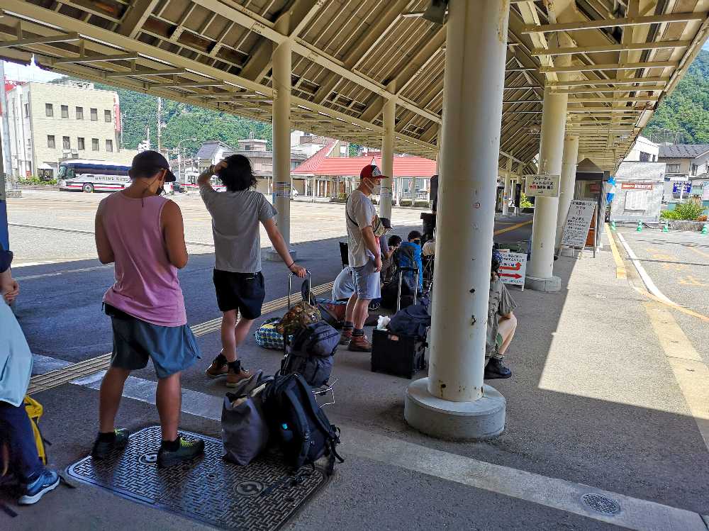 路線バスの行列。