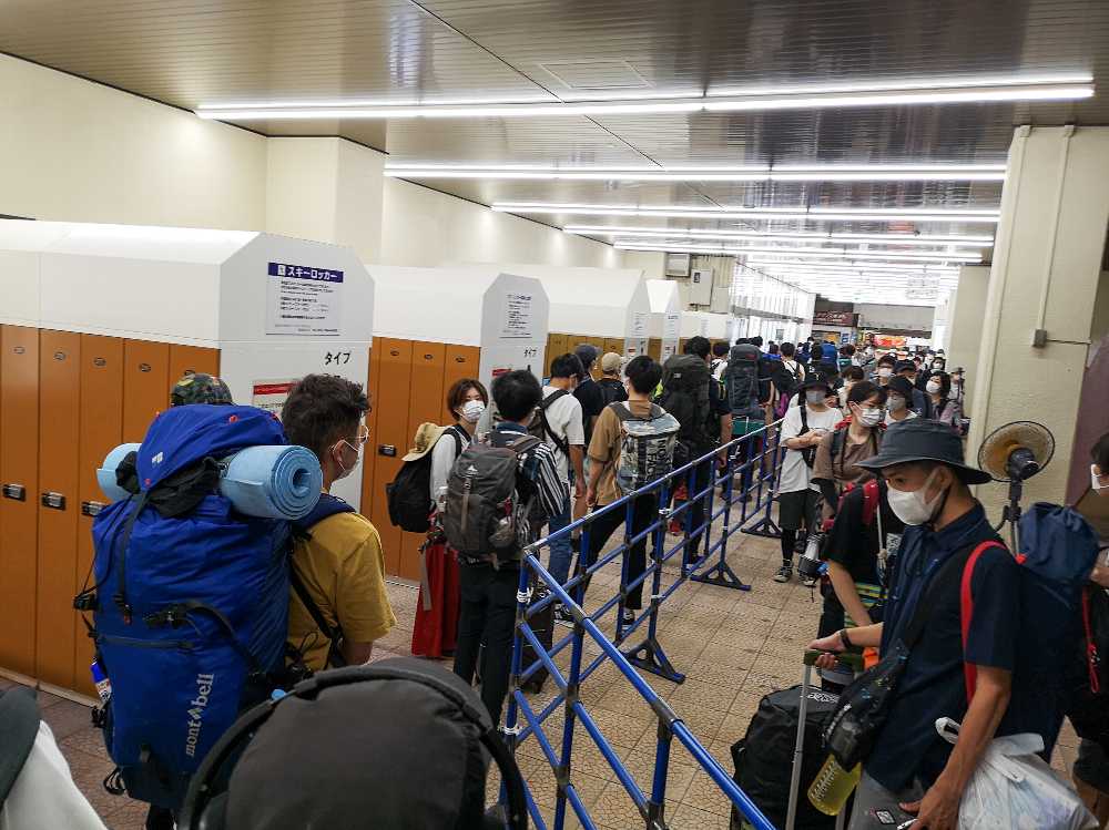 シャトルバスの行列。一定間隔で並んでいます。