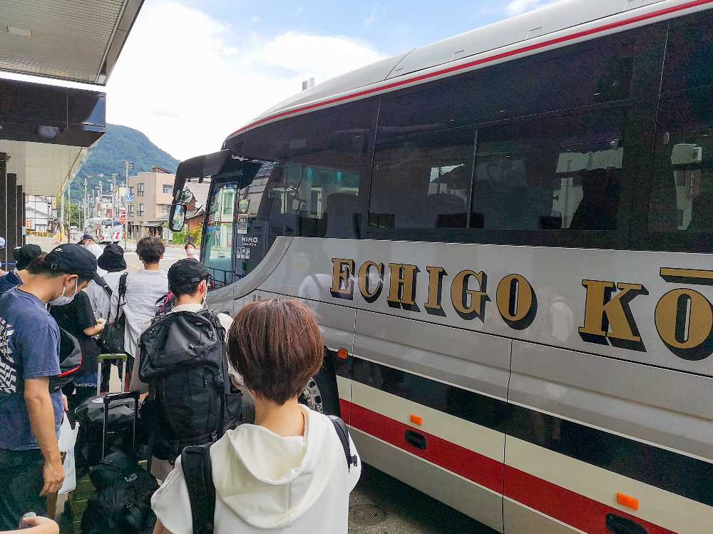 シャトルバス乗り込み。