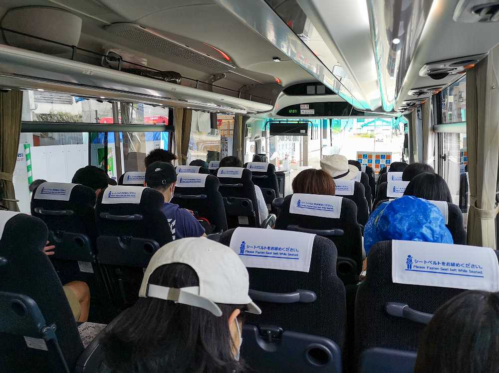 シャトルバスは静かでした。