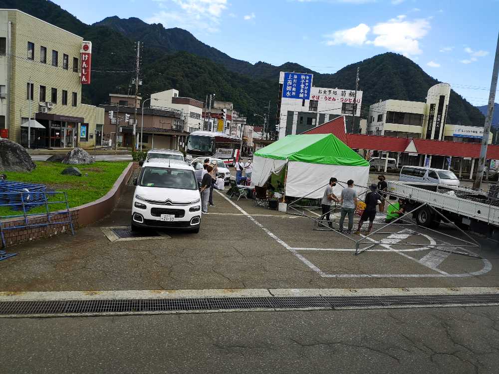 シャトルバス乗り場のテントはまだ建っていませんでした。