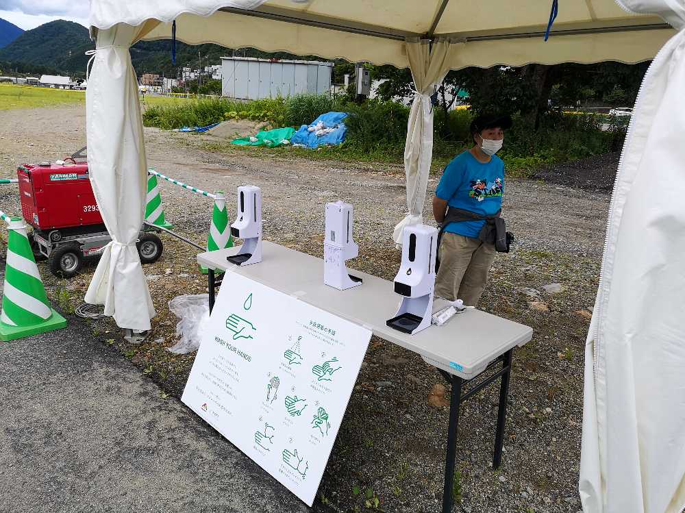 シャトルバス降り場近くのテント。消毒液があります。