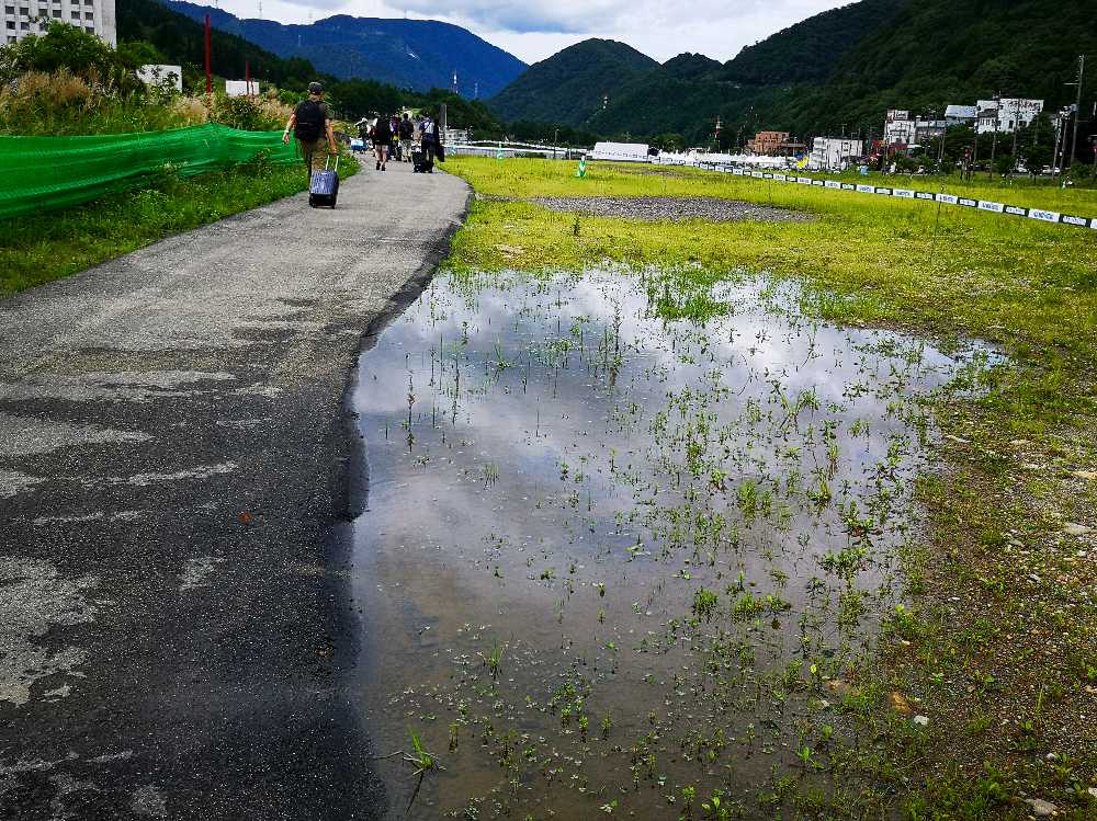 水曜日は大雨でした。バスの乗降場まで舗装されました。