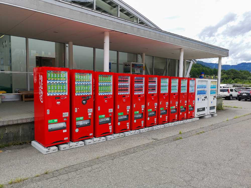 売店前の自動販売機。前回にはありませんでした。