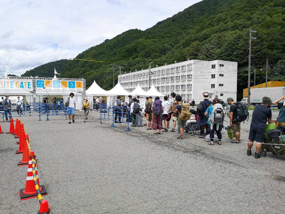 キャンプサイトに入る人の行列。