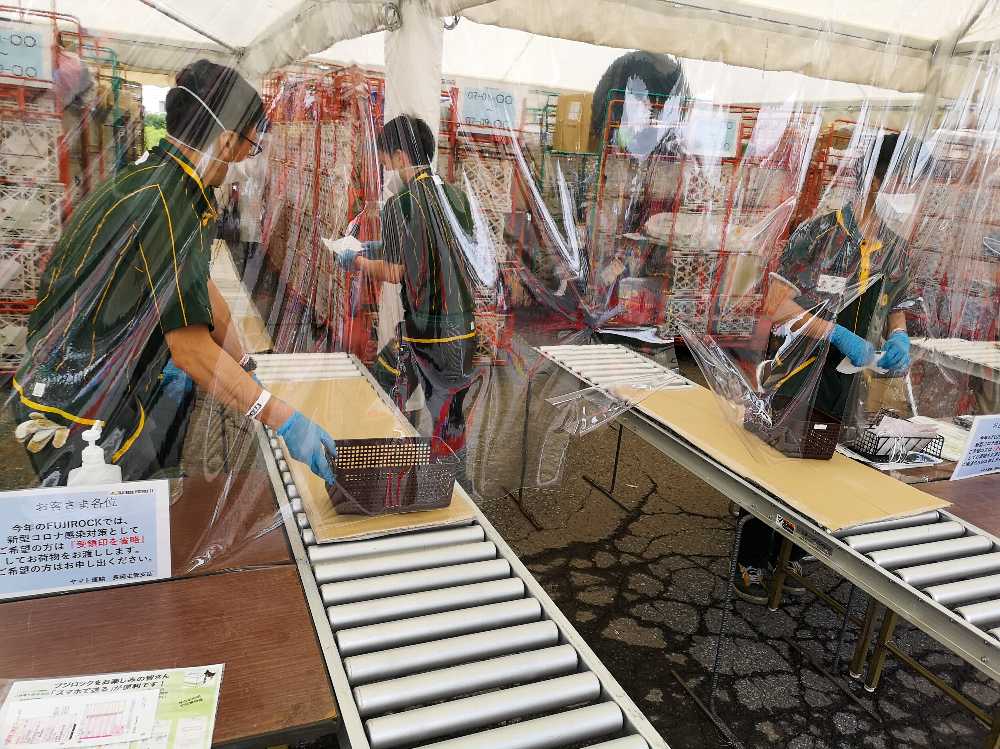 荷物受け取りもビニールのカーテン越しです。