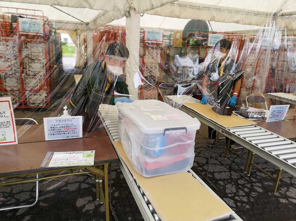 荷物受け取りもビニールのカーテン越しです。