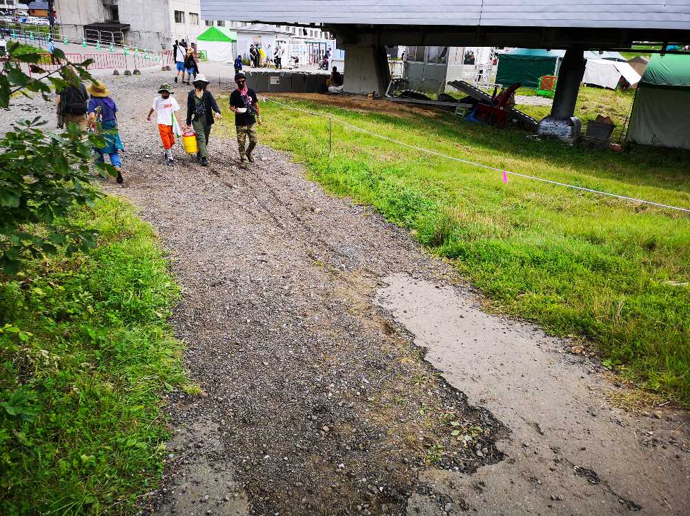 今年も舗装されず。