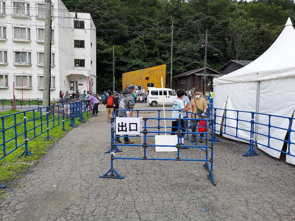 キャンプサイトの出口。