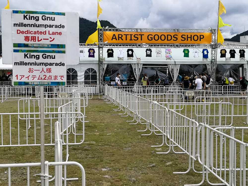 イエロークリフにあるアーティストグッズ売り場。