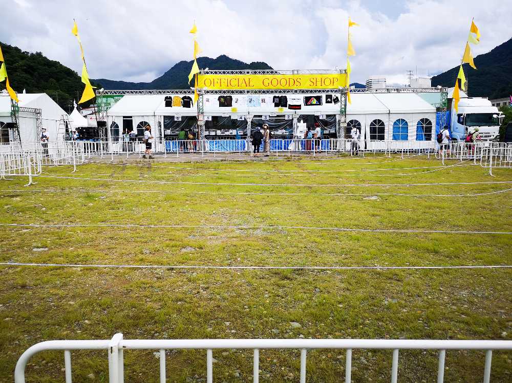 公式グッズ売り場。