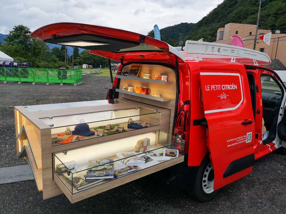 後部はベタな舶来趣味。