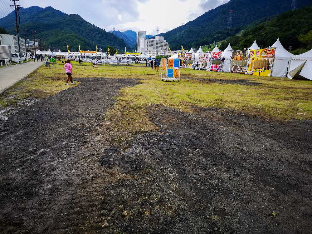 イエロークリフは以前の駐車場スペースです。テーブルはありません。