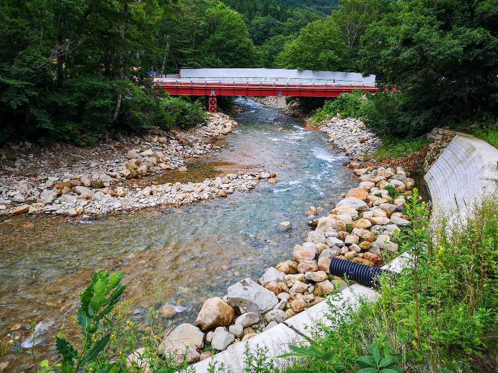 コンクリートの護岸整備が進みました。