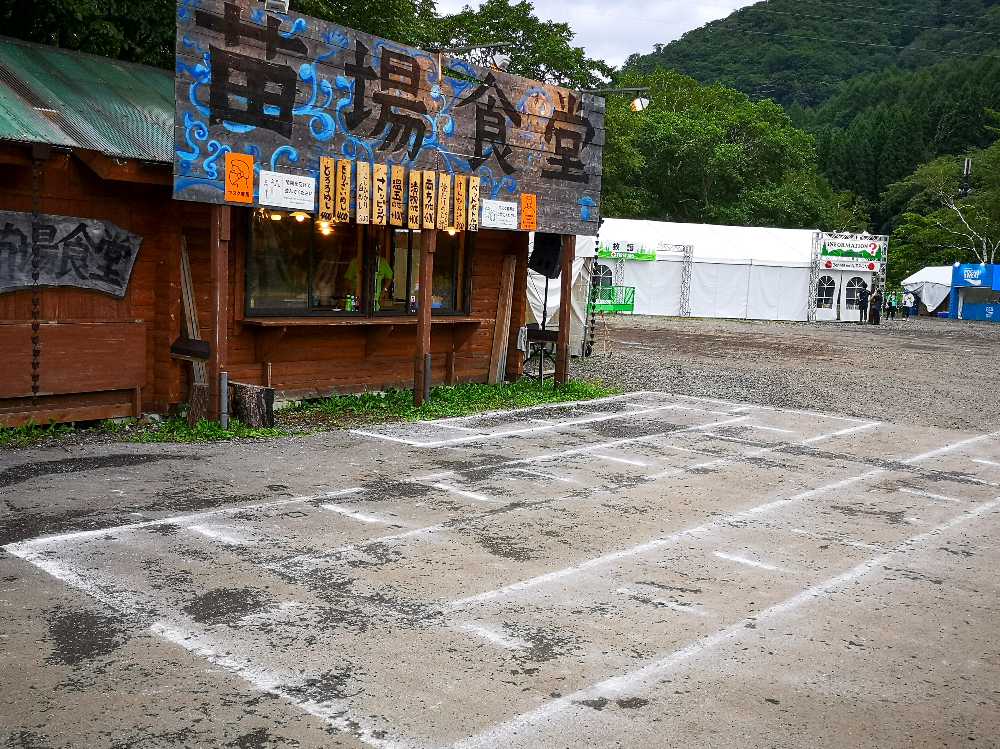 行列用のマークが地面に書かれています。