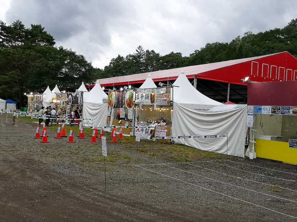 出店数が少なく、2店ごとに白いテントが挟まれています。