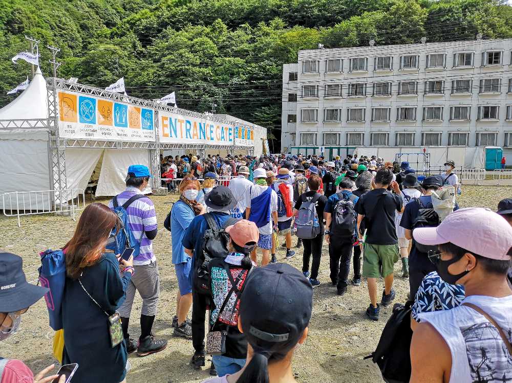 イエロークリフの入り口へ。ここを通過しないと会場には入れません。