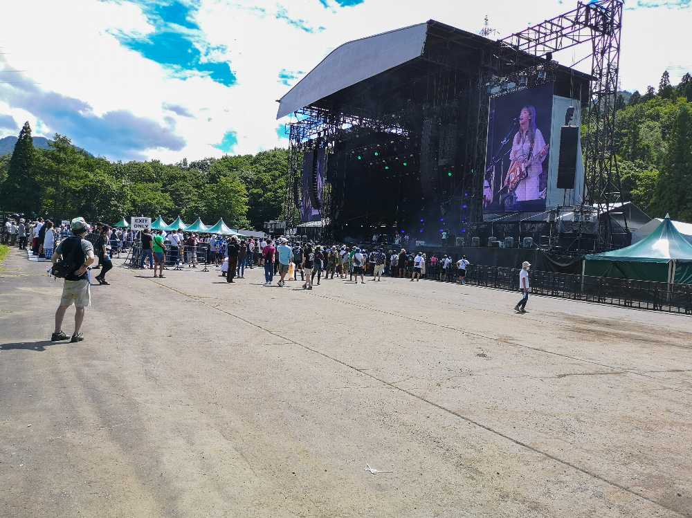 グリーンステージのステージ前。