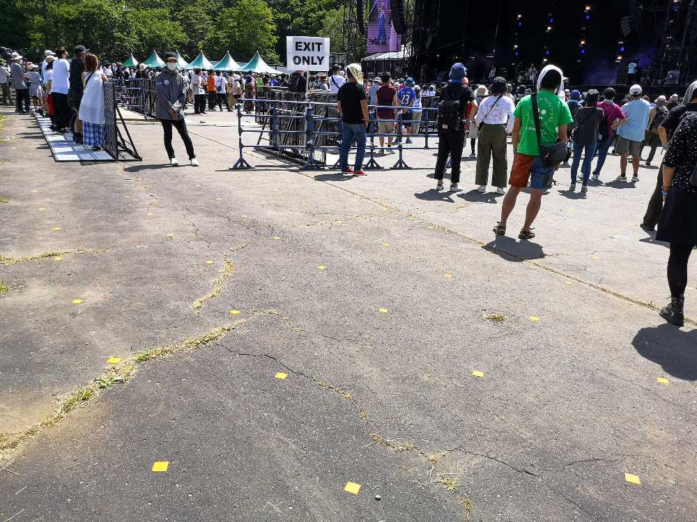 間隔を空けるときの目安が地面に表示されています。