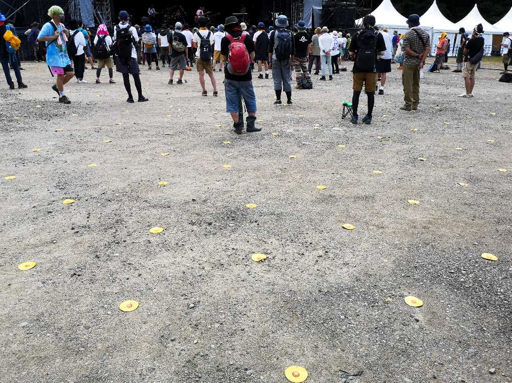 他のステージと同様に、間隔を空ける目印が地面に打ち込まれています。