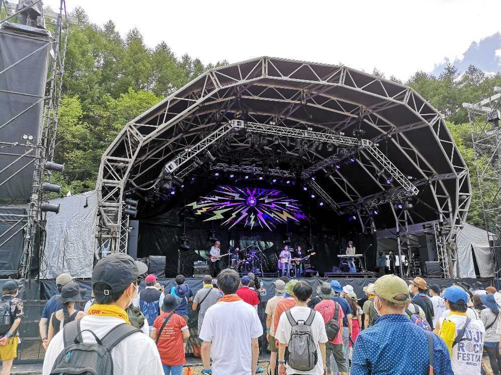 フィールド・オブ・ヘブンのスピンオフ四人囃子。ボーカルはスターダスト☆レヴューの根本要。