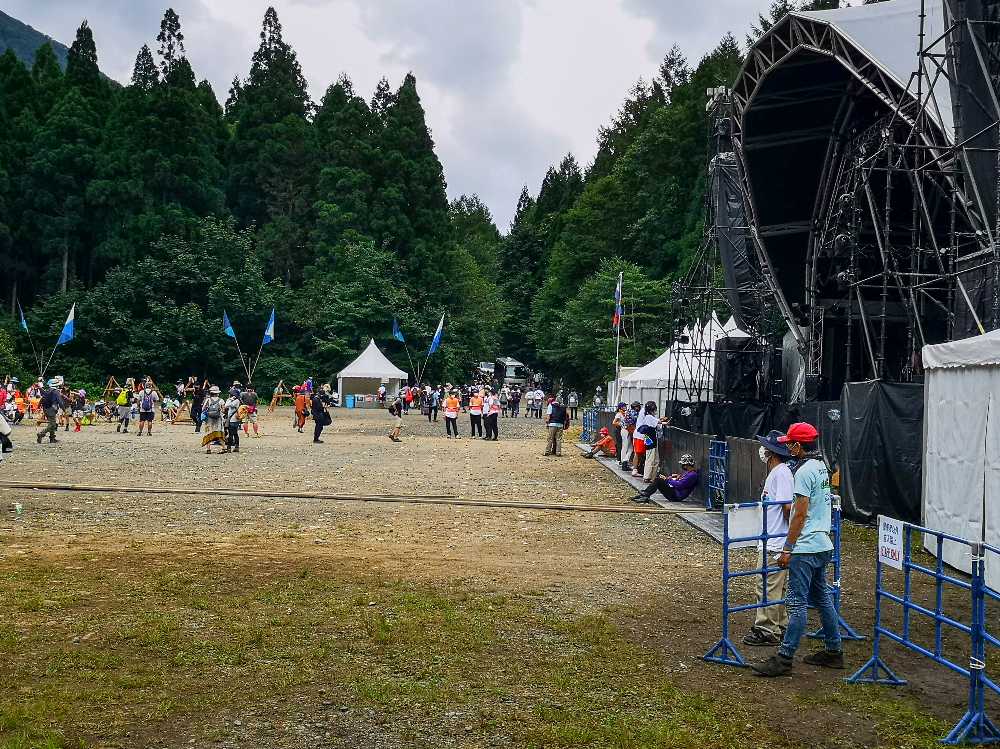 横から見ると約1メートル間隔。