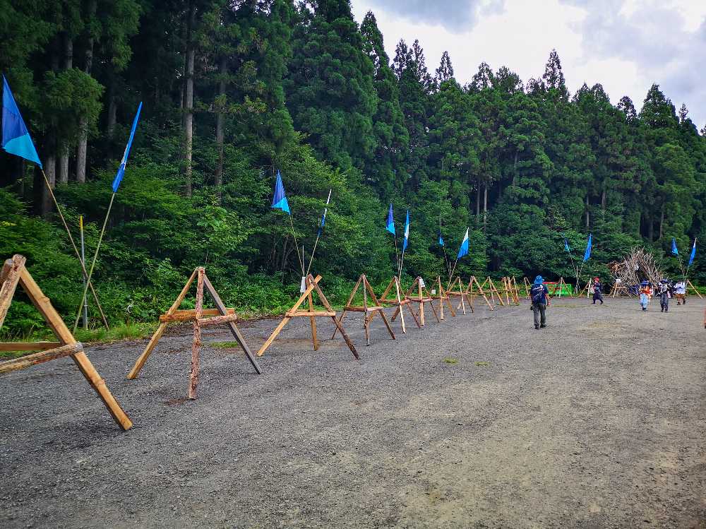 奥にボードウォークの出口が見えますが、それ以外のものはありません。