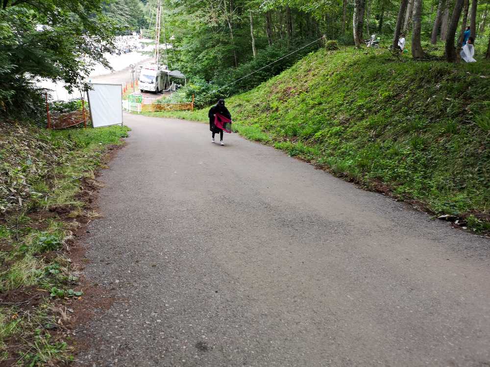 ホワイトステージからアバロンフィールドへの坂。日中に人がほとんどいないのは珍しい。