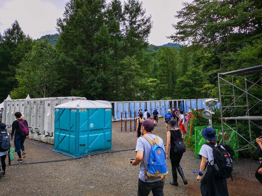 後方の仮設トイレ。