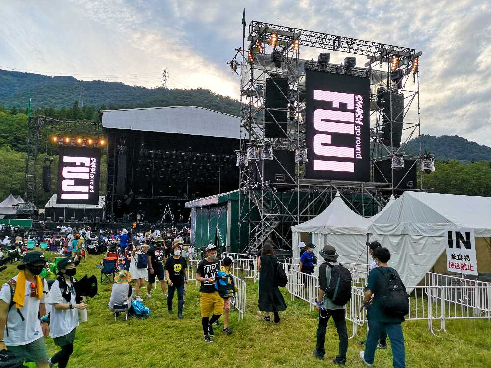 前方へ行くための通路。入り口と出口を分けました。