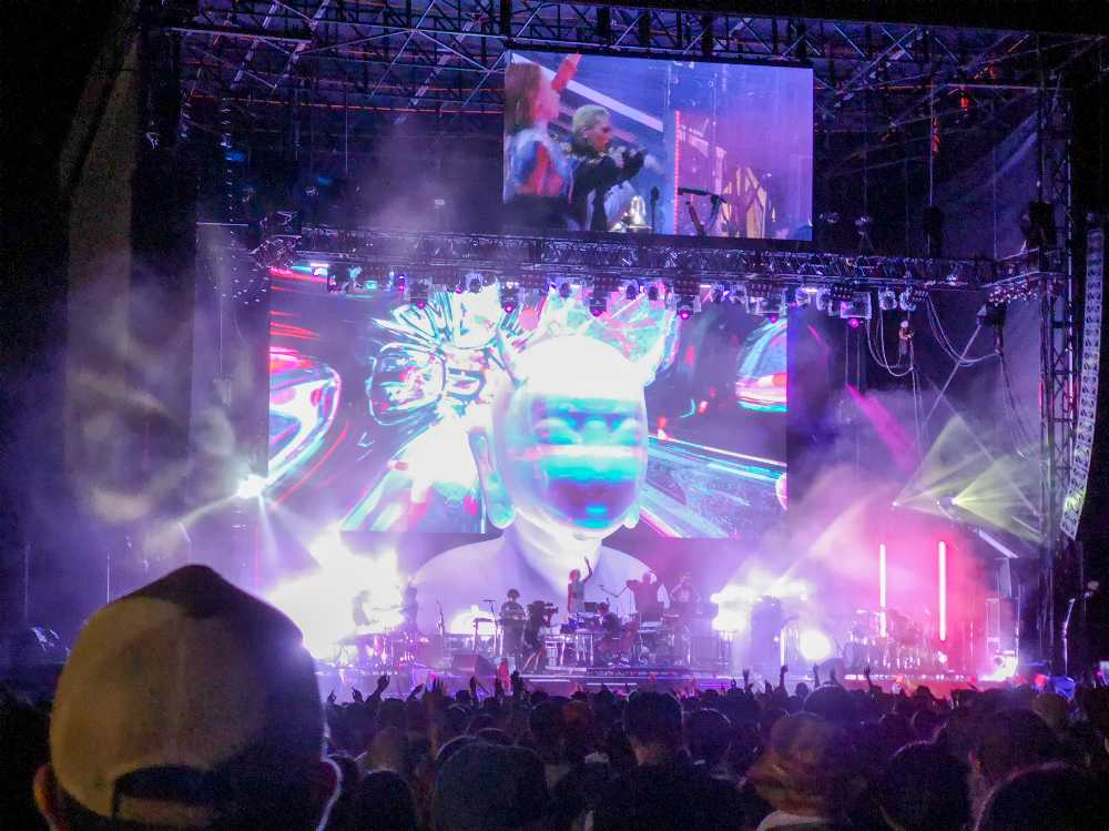 ジュノ・リアクターやベースメント・ジャックスのように、大所帯のバンドがホワイトステージのトリをとることがありますが、これはその系譜でしょう。