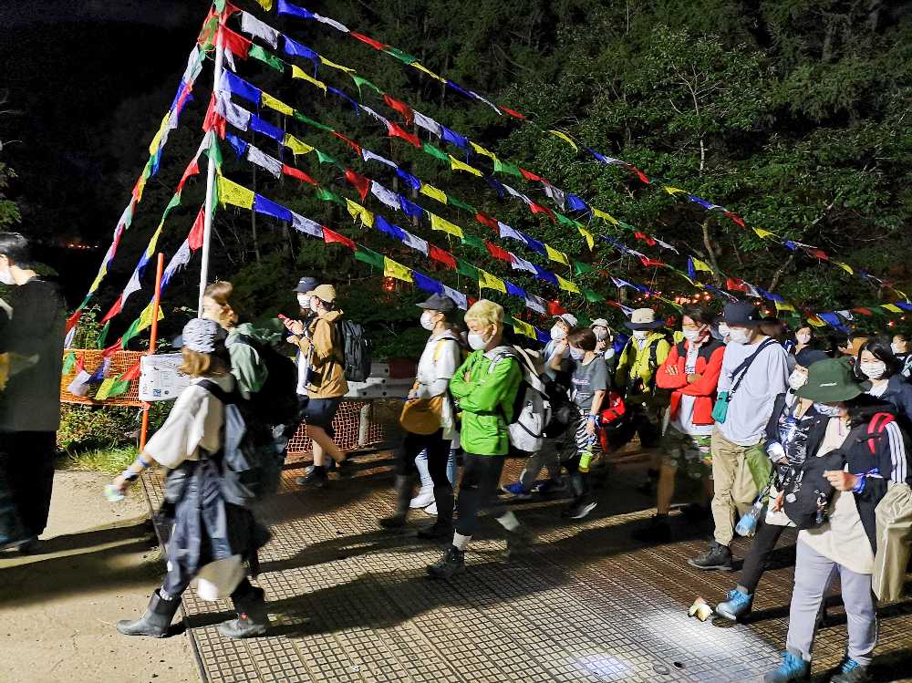 ホワイトステージから帰る人の波。ホワイトステージのトリ終了後でも人の間隔はかなり空いています。