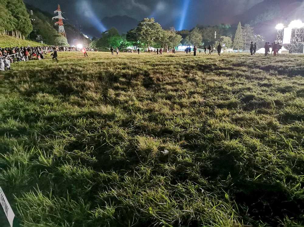 金曜の終演後。これまでと違い、ごみがありません。2021年の客の社会階層が例年に比べ高かったことを示しています。客数を抑えた結果、来なかったのは大衆層でした。