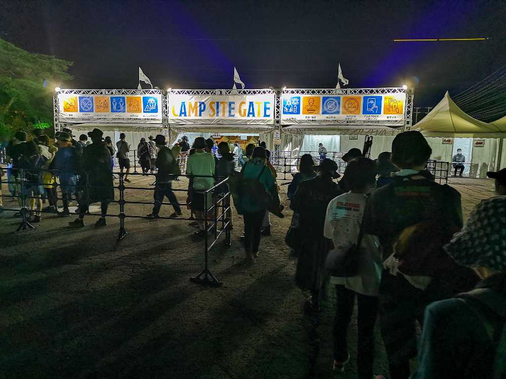 金曜夜。イエロークリフに入る人の列。