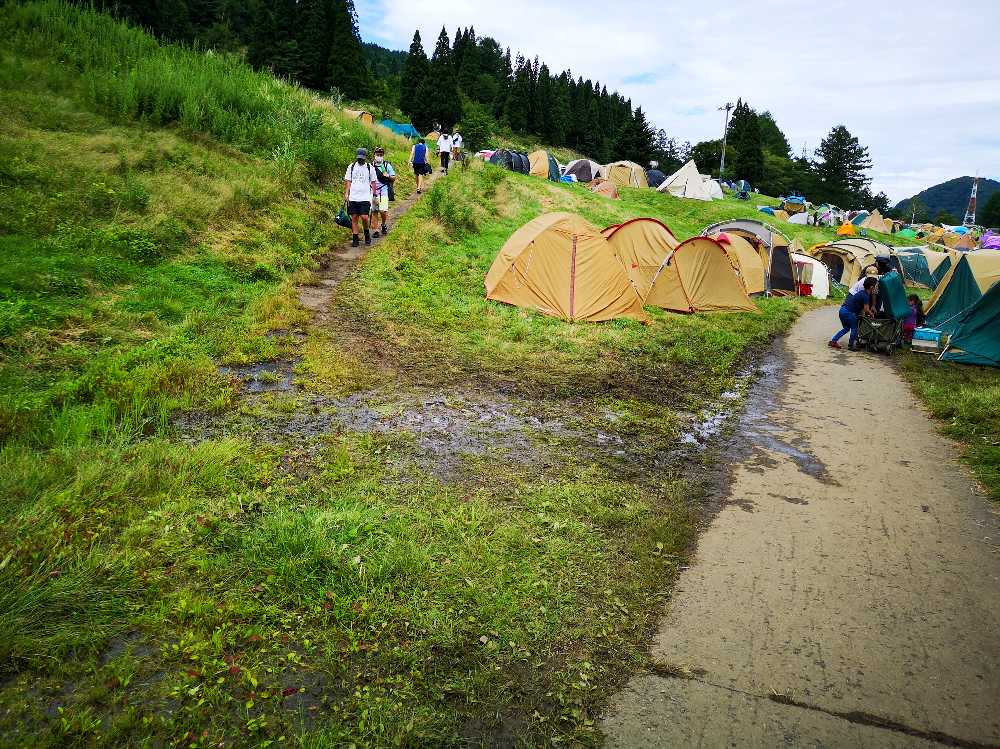 AサイトとBサイトの間。