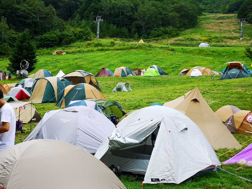 土曜朝のキャンプサイト。遠くへ設営する人もいます。会場に近いと深夜の音がうるさくなりますが、2021年は深夜の公演はありませんでした。