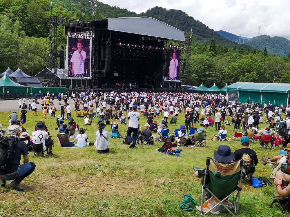 グリーンステージのKEMURI。