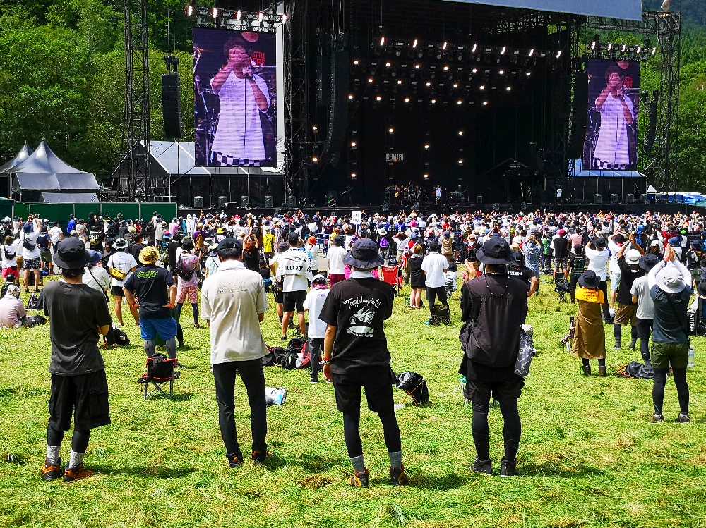 ボーカルは、ライブができることの喜びで涙を流していました。その後も長いメッセージを伝えていました。