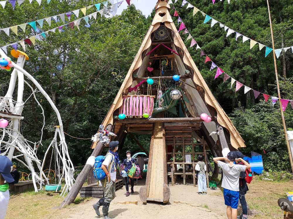 滑り台付きの塔は屋根を改修しました。