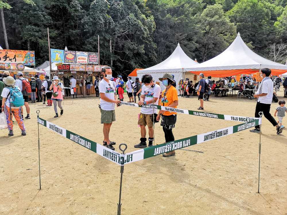 行列用の仕切り設置。