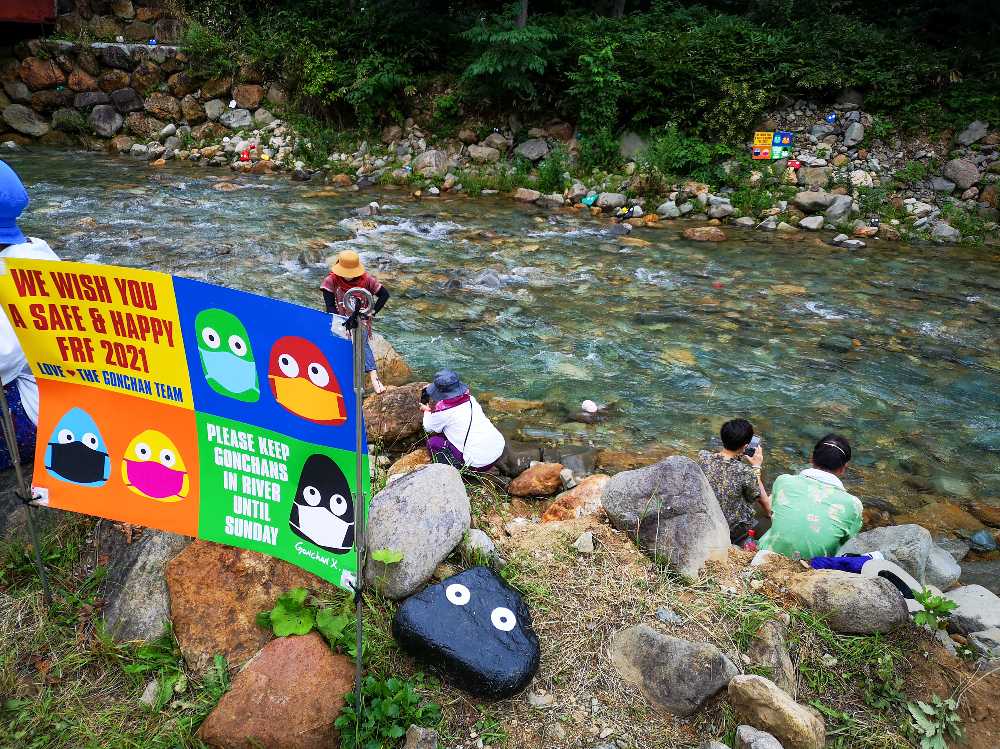 大衆層が増えて近年は金曜に石がほとんど持ち去られていましたが、2021年は日曜まで残っていました。