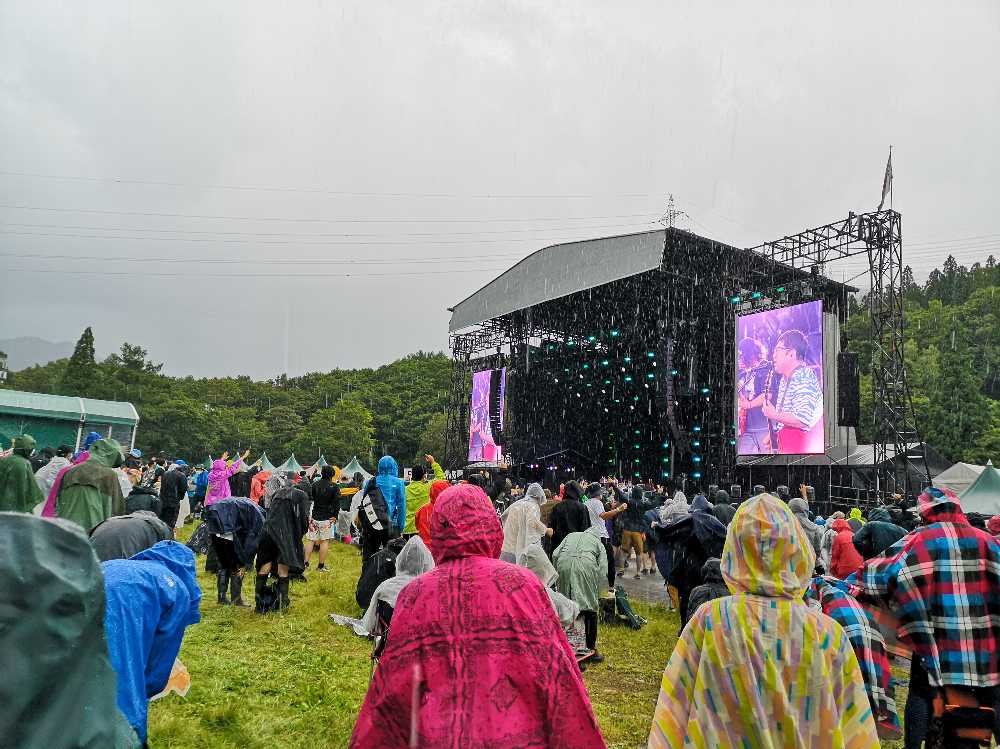 サンボマスター。他のフェスに言及しないという暗黙の了解を逆手に取り、中止になった多くのフェスを実名で挙げ、関係者の無念を代弁していました。