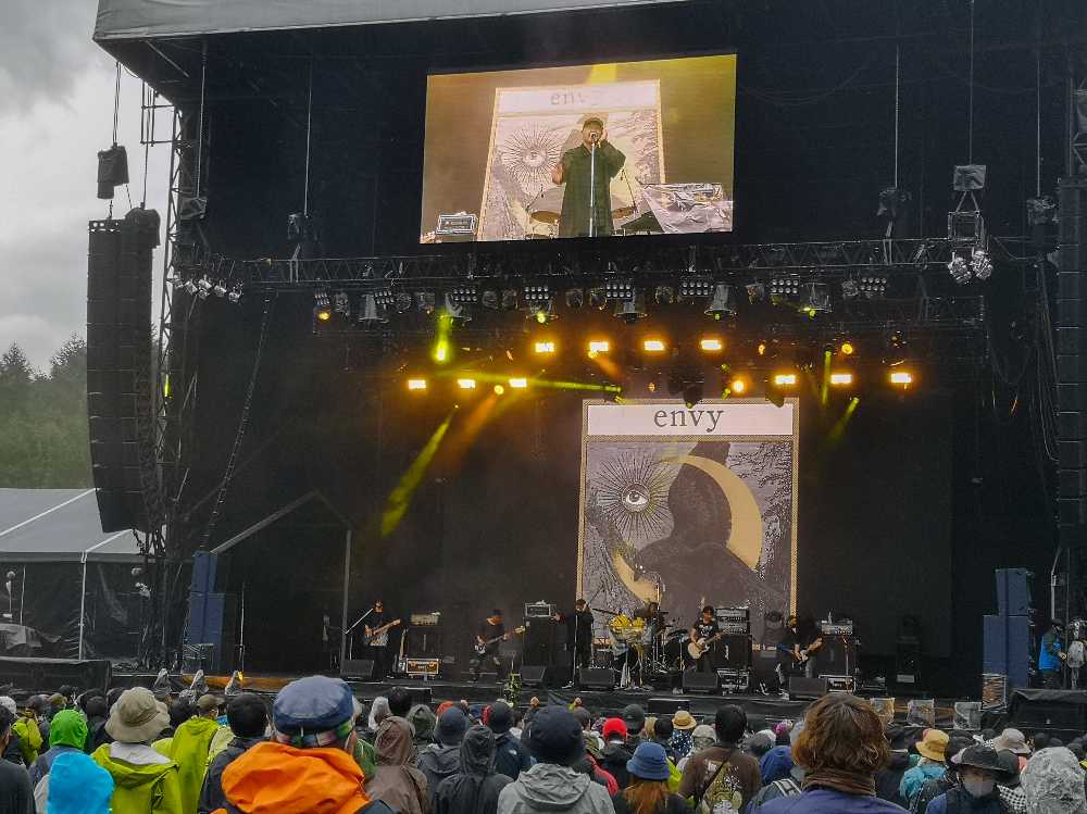 ENVY。2021年のフジロックでは、GEZANとともにハードな音のバンド。