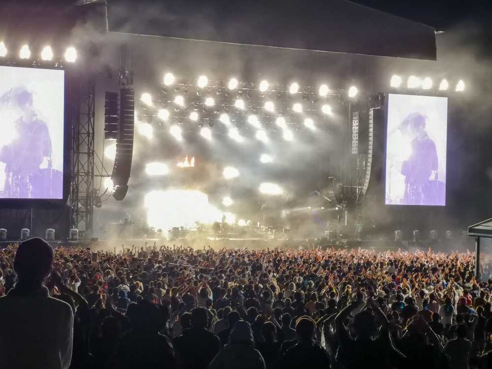 King Gnu。前方は通常のフジロックと変わりませんが、フジロックのグリーンステージ前方は以前から密集していません。