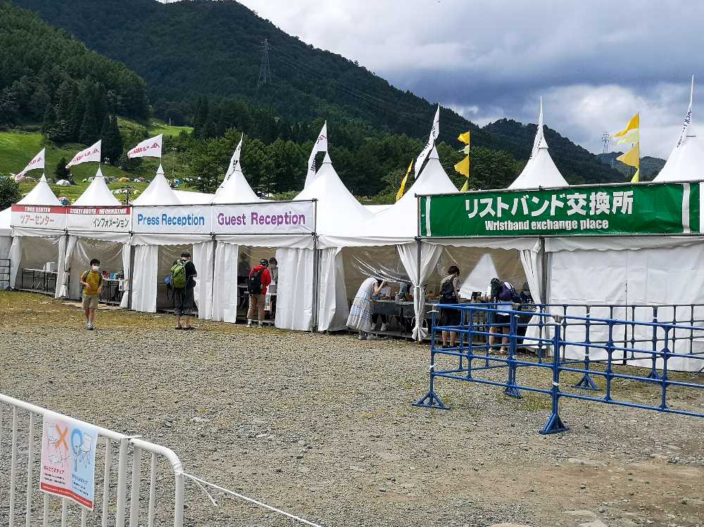 ツアーセンター、インフォメーション、マスメディア受け付け、招待者受け付け、リストバンド交換所のテント。当日券売り場は消されています。