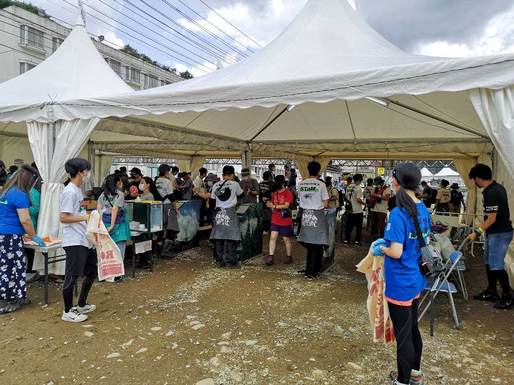 キャンプサイトゲート。ごみ袋配布は例年通り。