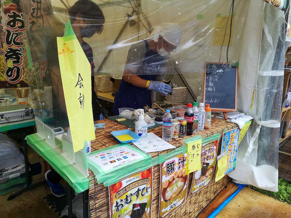 例年はビニール手袋1枚のところ、2021年はゴム手袋の上にビニール手袋をして握っていました。